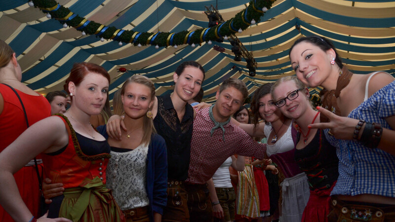 Stimmungsbilder aus den Festzelten am Gäubodenvolksfest. (Foto: Susanne Raith)