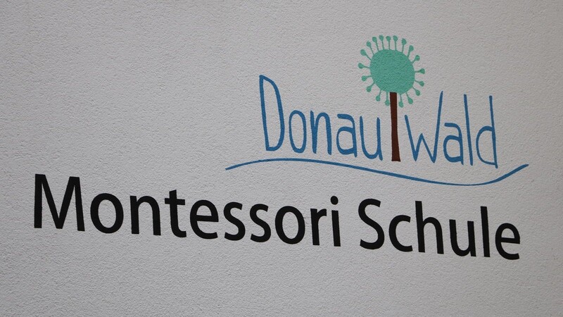 Die Montessori-Schule Donauwald in Bogen sucht händeringend nach einer Lehrkraft - auch auf Plattformen, deren Inhalte umstritten sind.