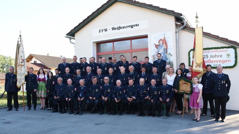 Als starke Truppe präsentiert sich die Freiwillige Feuerwehr Weißenregen zu ihrem 125-jährigen Bestehen vor dem erweiterten Gerätehaus.