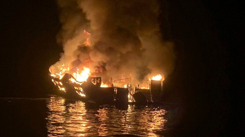 Auf diesem Foto, das von der Santa Barbara County Fire Department zur Verfügung gestellt wird, geht ein Tauchboot in Flammen auf, nachdem ein Feuer an Bord des Ausflugsschiffes ausgebrochen ist.