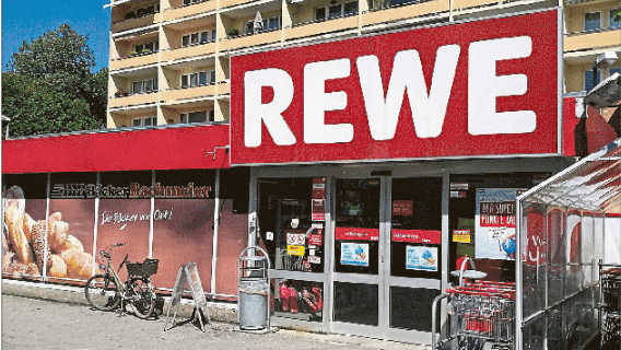 Die Sanierungsmaßnahmen beim Rewe-Markt an der Papiererstraße lassen noch auf sich warten. Ob eine Sanierung noch 2017 stattfind