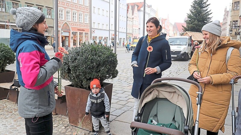 Im Sinne des Weltnettigkeitstages haben wir in der Stadt Blumen verteilt. Zum Beispiel an Hannes mit Mama Sabrina Kröger und Freundin Anna Reitmeier (rechts).
