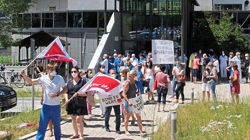 Die Beschäftigten der Sana Kliniken des Landkreises Cham sind kämpferisch. Im Juni demonstrierten sie für eine Angleichung ihrer Löhne an den Tarif des öffentlichen Dienstes. Jetzt klagen drei Mitarbeiter wegen ihrer Zuschläge vor dem Bundesarbeitsgericht in Erfurt.