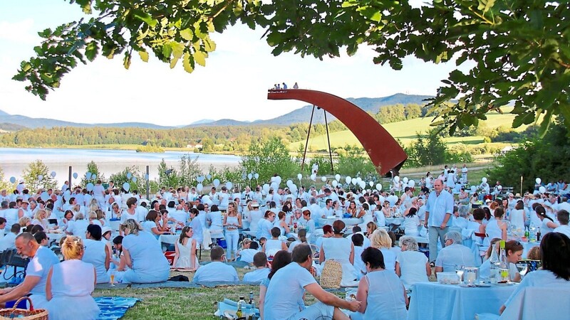 Perfekter Veranstaltungsort: Der Promenadenplatz am Drachensee bietet den passenden Rahmen für das stimmungsvolle Picknick, die "Weiße Nacht".