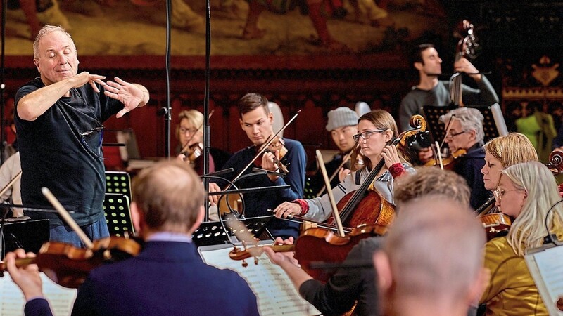 Alexander Lonquich (links) mit dem Münchener Kammerorchester bei den Aufnahmen der Beethoven-Klavierkonzerte im Rathausprunksaal.