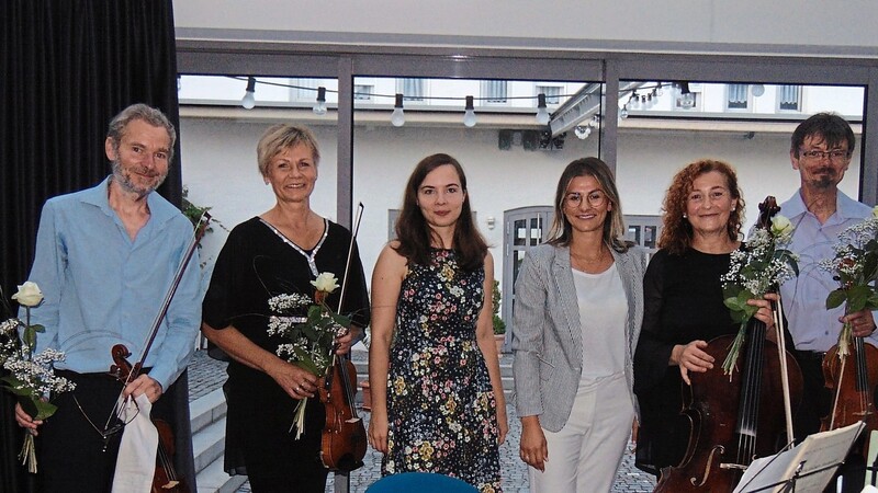 Veronika Krizkova, Leiterin des Projekts "Centrum Bavaria/Bohemia" mit Plattlings Kulturamtsleiterin Katharina Tost zusammen mit den Musikern nach dem Konzert (von links).