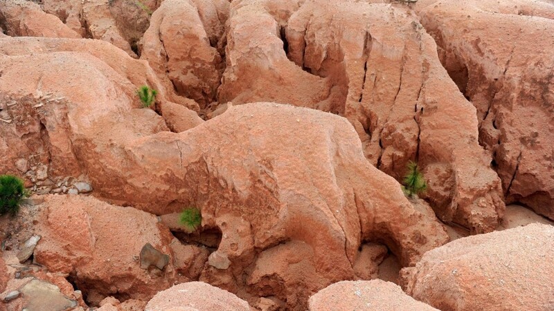Hier werden Seltene Erden abgebaut: ein mit Löchern übersäter Steinbruch im Gebiet von Xinfeng im Osten von China.