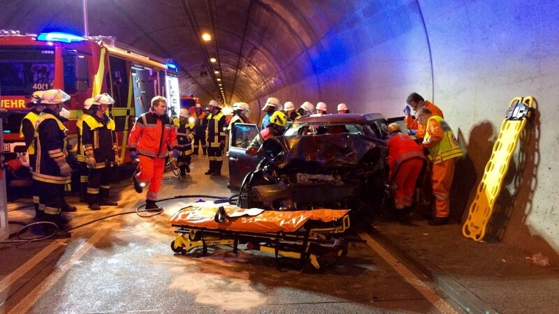Eine Tote und ein Schwerverletzter - das war die Bilanz am Morgen des 9. August bei einem Unfall im Further Deschlberg-Tunnel.