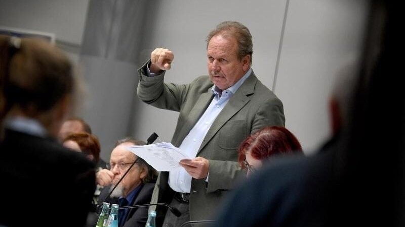 Verdi-Chef Frank Bsirske berichtet der Verhandlungskommission über den Stand der Tarifverhandlungen.