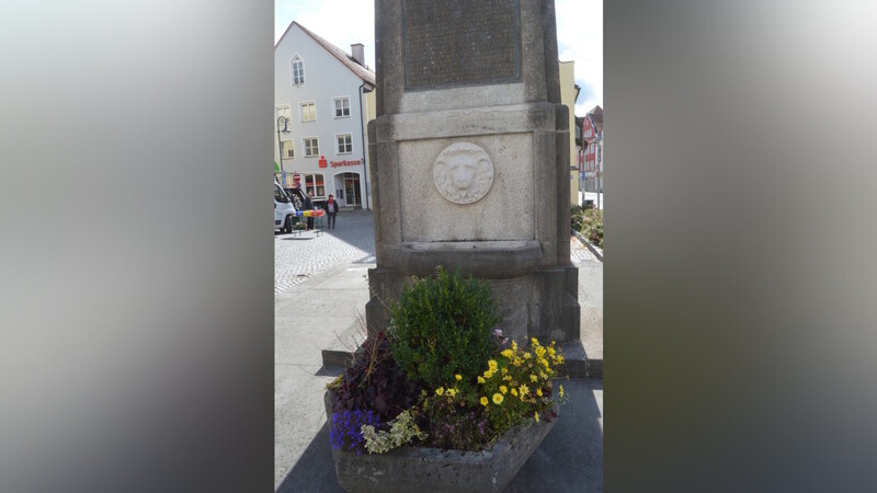 Das Kriegerdenkmal prägt den Marktplatz und befindet sich jetzt wieder in einem würdigen Zustand.