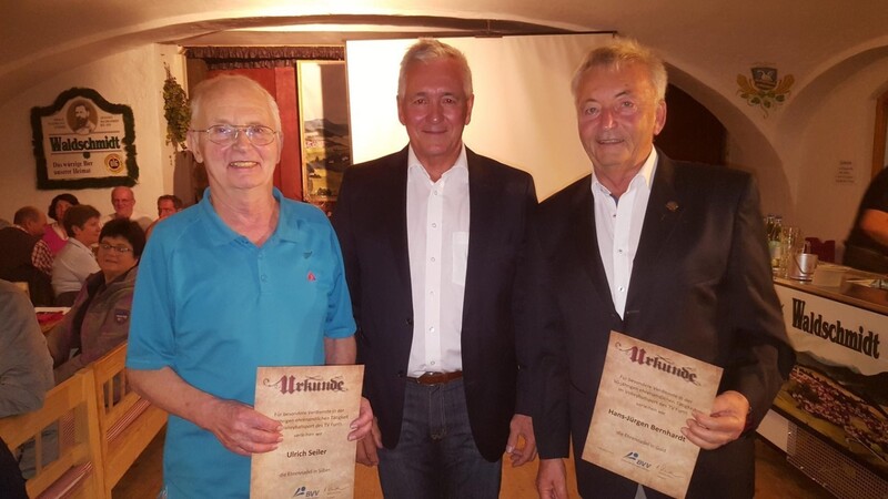 Uli Seilers (links) letzter öffentlicher Auftritt. Im Oktober zeichnete ihn im Alter von 81 Jahren Klaus Drauschke (Mitte) für den bayerischen Volleyballverband aus. Mit auf dem Bild rechts sein langjähriger Wegbegleiter Hans-Jürgen Bernhardt.
