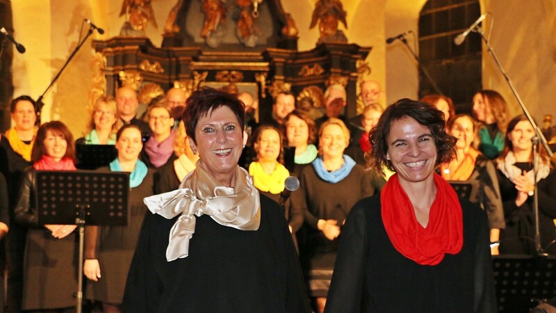 Beim Konzert wurde der Chor von Hildegard Vogtmannsberger (l.) und Veronika Klupsch geleitet.