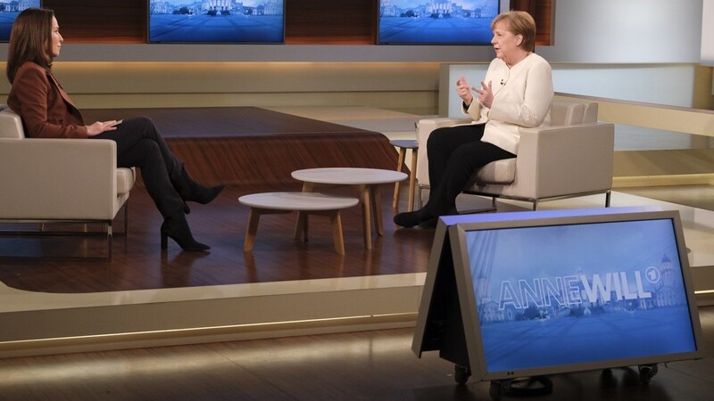 Bundeskanzlerin Angela Merkel (r., CDU) ist zu Gast in der ARD-Talksendung "Anne Will" und spricht Tacheles.