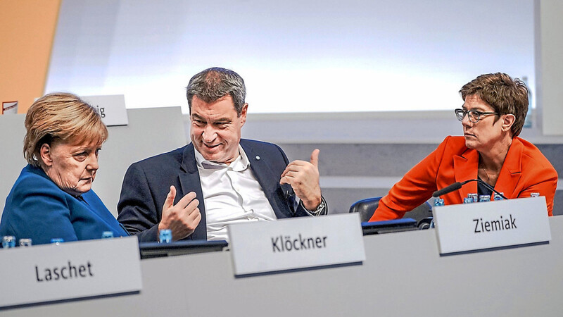 Bundeskanzlerin Angela Merkel (CDU, v. l.), CSU-Chef Markus Söder und CDU-Vorsitzende Annegret Kramp-Karrenbauer könnten durch den Parteitagsbeschluss neue Probleme mit der SPD bekommen.