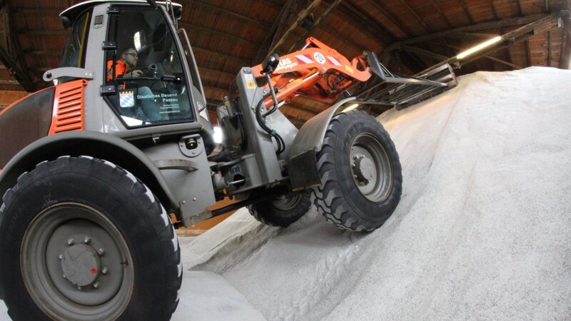 Die Salzlagerkapazität in den Salzhallen in Viechtach und Stallwang umfasst rund 3.600 Tonnen.