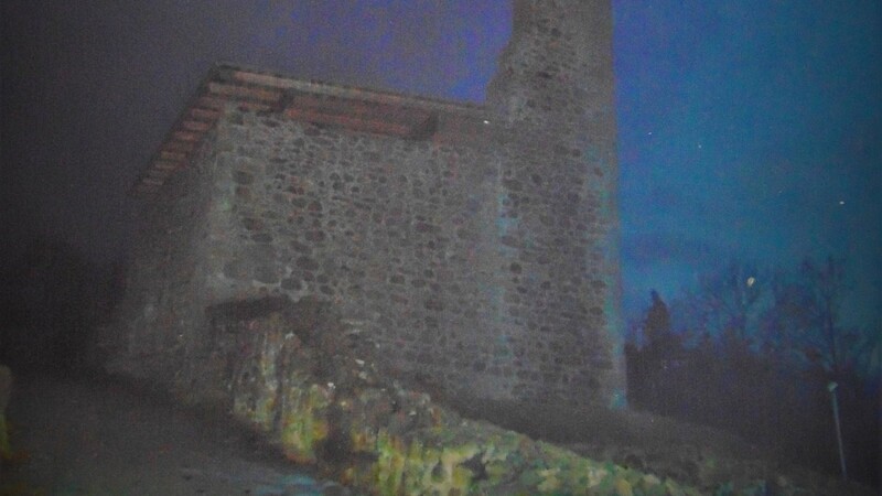 Nachts ist es ruhig auf der Burg - perfekt für eine paranormale Untersuchung.