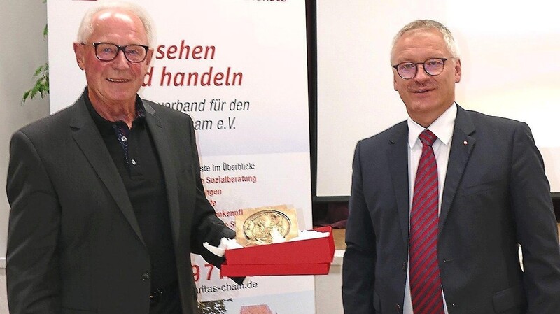 Eine besondere Caritas-Ehrung erfuhr Erhard Walter (links) durch Caritasdirektor Michael Weißmann, eine Bronzeplakette mit der Fußwaschung als Symbol der Nächstenliebe.