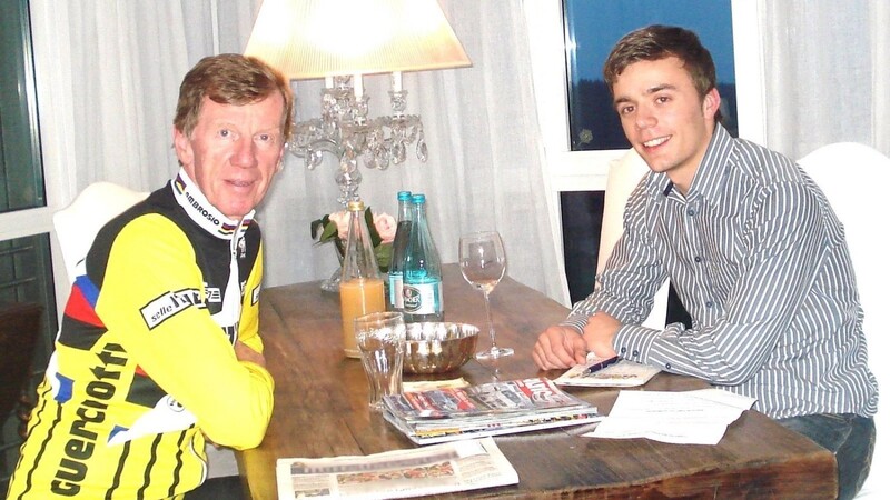 Walter Röhrl (links) und Päpp-Reporter Dominik Fischer (18) während des Interviews. Dominik wurde sehr freundlich empfangen und bewirtet.