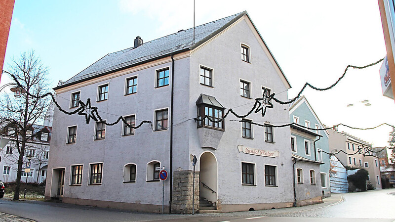Das markante Gebäude in der Altstadt, gegenüber der Einfahrt zum Paradeplatz gelegen, stand zum Verkauf. Die Stadt Roding hat es nun erworben.