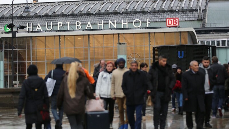 Nach Übergriffen auf Frauen in der Silvesternacht rund um den Kölner Hauptbahnhof hat Oberbürgermeisterin Henriette Reker für diesen Dienstag ein Krisentreffen angesetzt.