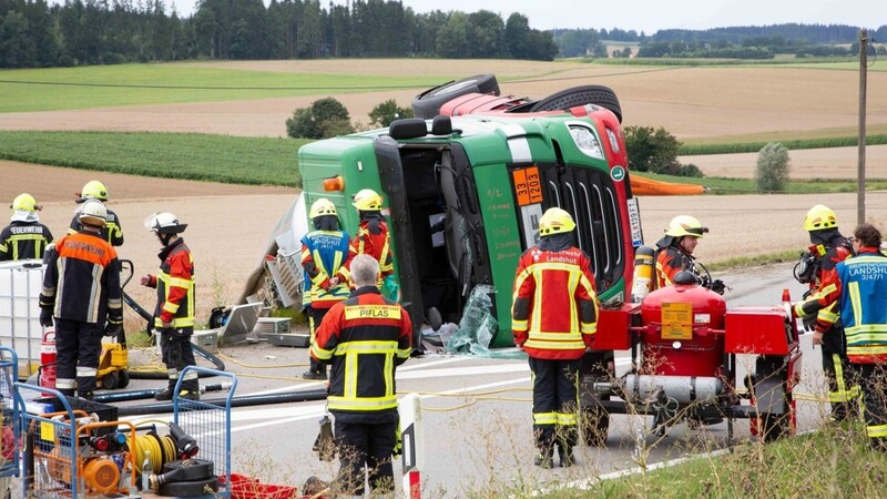 Bei einem Unfall am Samstag auf der Bundesstraße B299 bei Geisenhausen (Kreis Landshut) ist ein Tanklaster umgekippt. Die B299 musste deshalb gesperrt werden.