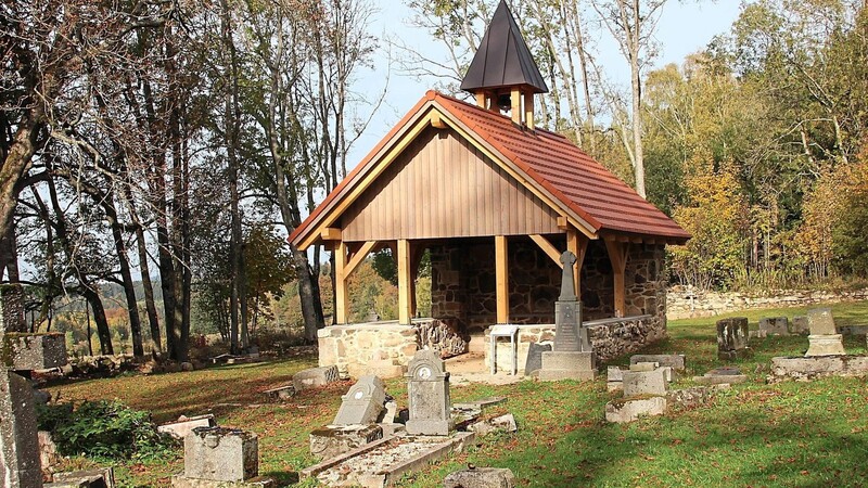Fertiggestellt wurde noch im Herbst des vergangenen Jahres die Kapelle im Friedhof, versehen mit einer kleinen Glocke.  F