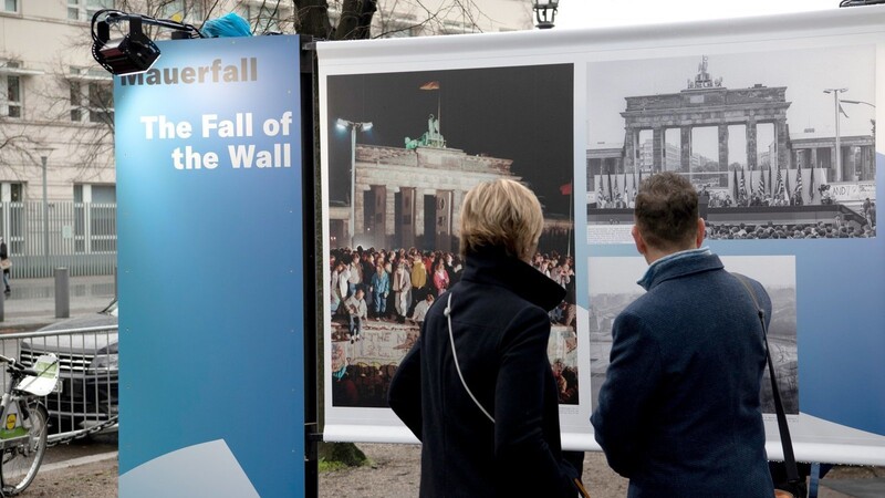 Am Brandenburger Tor erinnert eine Open-Air-Ausstellung an die Ereignisse von Herbst 1989.