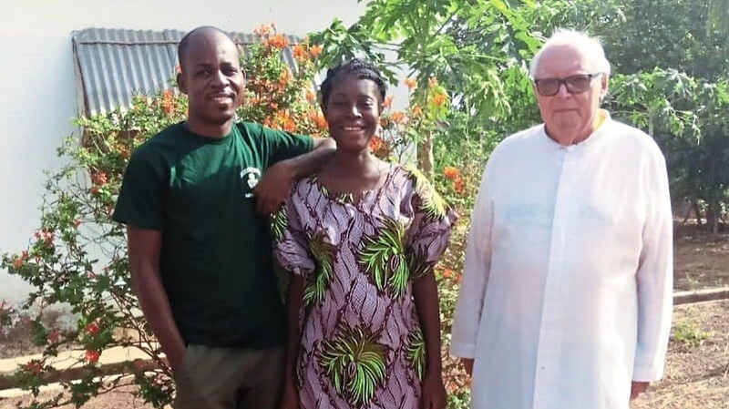 Gordon, Eunice und Pfarrer Josef Renner planen eine Wohngemeinschaft im ghanaischen Tamale.