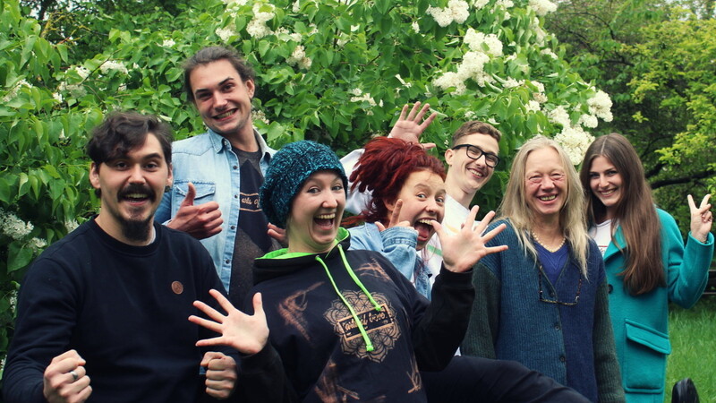 Raphaela Rinza (Vierte von links) mit den weiteren Gründungsmitgliedern des Vereins "Kreativ Werkstatt Geiselhöring".