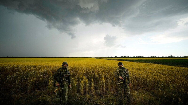 Russische Soldaten bewachen ein Gebiet neben einem Weizenfeld bei Saporischschja.