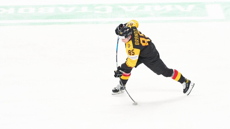 "Tiger" Marcel Brandt, hier beim 3:1 Sieg der deutschen Eishockey-Nationalmannschaft gegen Kanada im Mai, wird auch bei Olympia im Kader stehen. (Archivbild)