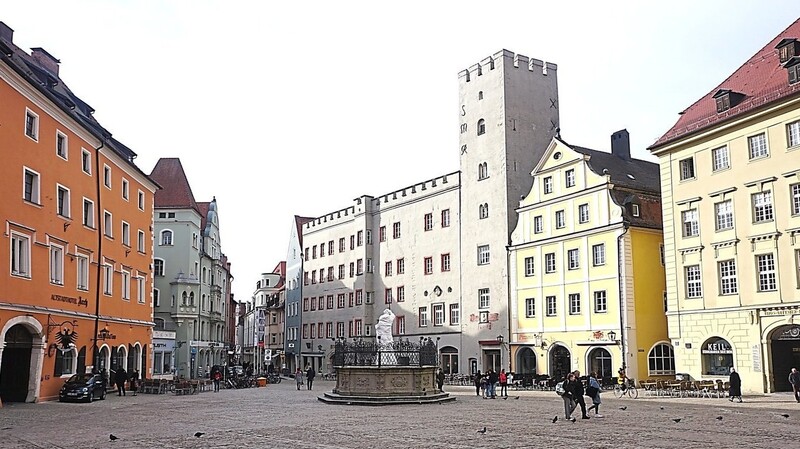 Der Haidplatz mit den mächtigen Kaufmannsburgen könnte als Vorbild dienen für die Umgestaltung der anderen Plätze in der Regensburger Innenstadt.