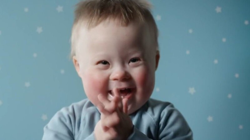 Ein britischer Windelhersteller zeigt erstmals Babys mit Down-Syndrom in einem Werbespot.