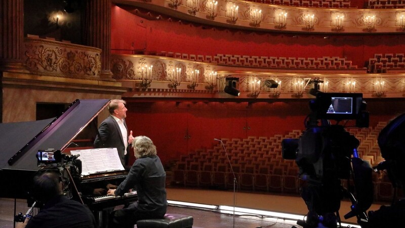Der Bassist Günther Groissböck mit dem Pianisten Gerold Huber beim Montagskonzert im leeren Nationaltheater.