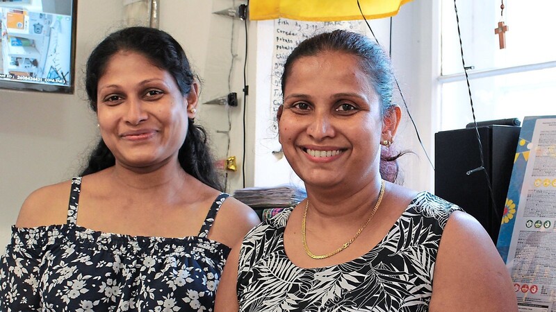 Ramya Amarasinghe (r. ) und ihre Schwägerin Nalinka Fernando haben für das Foto kurz die Masken abgenommen. Hinter der Kasse steht meist eine von ihnen, die andere räumt dann die neuen Lebensmittel in die Regale.