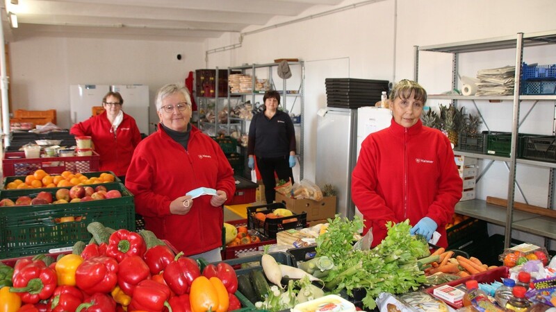 Renate Speiseder (vorne links), Leiterin der Labertal-Tafel, und ihr Team geben jeden Mittwoch Lebensmittel an die Bedürftigen aus. Deren Zahl ist in den vergangenen Wochen stark angestiegen.