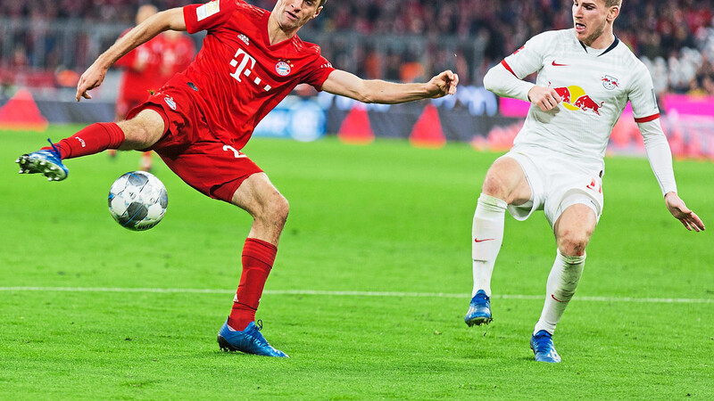 ERSTE ENTZUGSERSCHEINUNGEN zeigen sich sicherlich schon jetzt bei so manchem Fußballfan. Man sehnt sich nach rassigen Duellen wie zwischen Thomas Müller (l.) vom FC Bayern München und Timo Werner von RB Leipzig, den beiden Titelaspiranten in der Bundesliga.