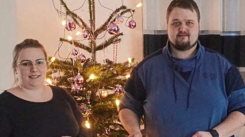 Nadine und Andreas Bachhuber spenden den Erlös aus ihrem Spendenaufruf Weihnachtshauses an den VKKK Ostbayern.
