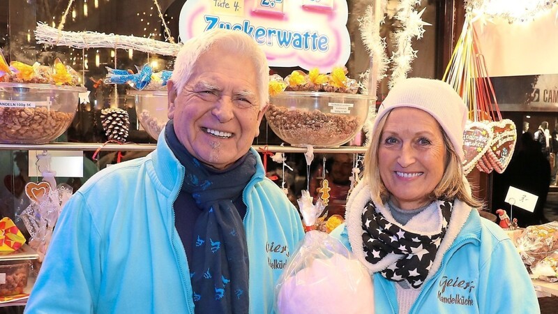 Helga Geier mit ihrem Mann Kurt in "Geiers Mandelküche". Mit dem Schausteller-Standl stehen sie normalerweise zusammen auf der Wiesn, und seit 1978 auch auf dem Christkindlmarkt am Marienplatz.