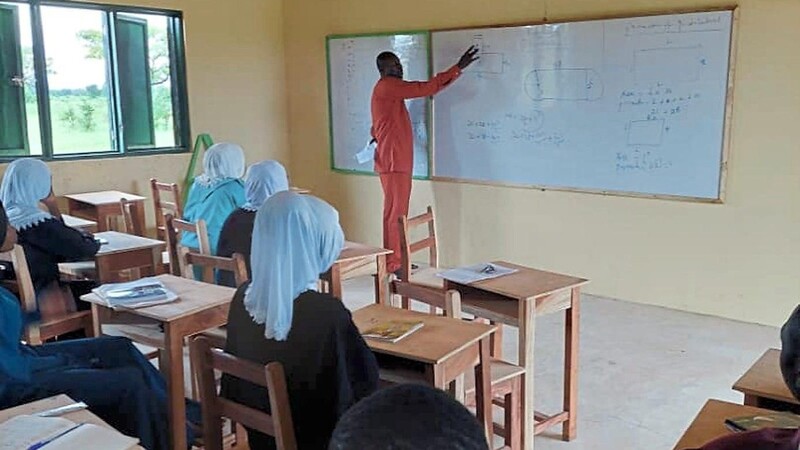Die Schüler in Ghana haben eine große Tafel erhalten.