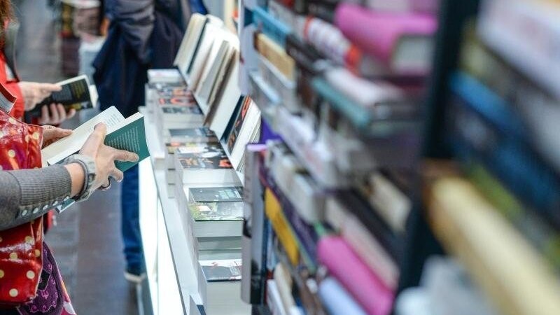 Schmökern auf der Buchmesse ist in diesem Jahr nicht möglich. (Symbolbild)