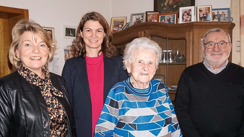 Für Bürgermeisterin Elisabeth Kerscher (links), Landrätin Tanja Schweiger (2. von links) und Pfarrer Franz Matok war es eine große Ehre, Philomena Fichtl zum 100. Geburtstag zu gratulieren.