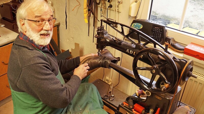 Von Altersmüdigkeit keine Spur: Trotz seiner 74 Jahre ist Schuhmachermeister Josef Harrer zumindest einmal wöchentlich noch voller Leidenschaft und Tatendrang für seine Kunden im Einsatz.