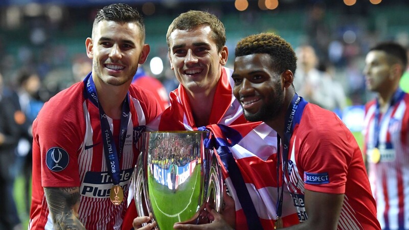 Lucas Hernández (links), Antonie Griezmann (Mitte) und Thomas Lemar von Atlético Madrid jubeln im August 2018 mit dem Uefa Supercup.