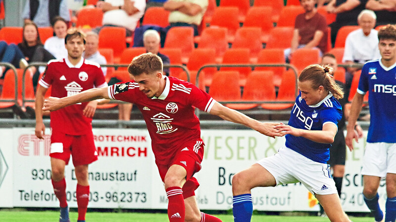 Der SV Donaustauf mit Mittelfeldspieler Lucas Hufnagel (l.) befindet sich in der Bayernliga Süd nach schwachem Start weiter auf dem Vormarsch.