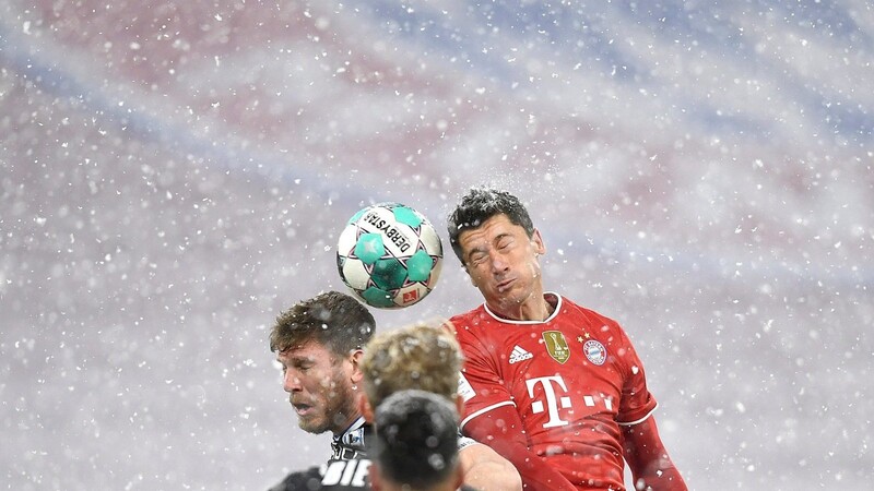 Teilweise im Münchner Schneetreiben lieferten sich der FC Bayern (rechts Robert Lewandowski) und Arminia Bielefeld (hier Fabian Klos) einen offenen Schlagabtausch.