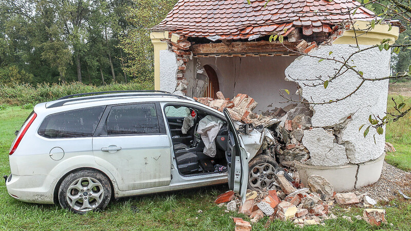 Schwerer Unfall am Sonntagmittag bei Winzer im Landkreis Deggendorf. Ein Auto krachte dabei mit hoher Geschwindigkeit direkt in eine Kapelle.