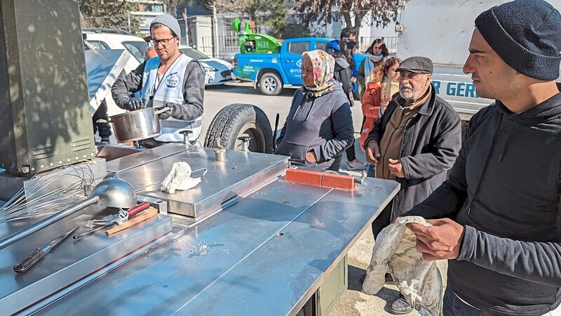 Sinan Öztürk (l.) gibt in Hatay jeden Tag 1 000 Essen an vom Erdbeben betroffene Menschen aus. Jeden Tag kommen mehr Leute, berichtet er.