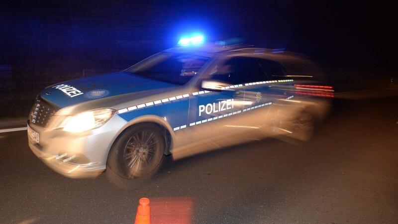 Die Polizei Deggendorf musste am Samstag um kurz nach Mitternacht zum Ankerzentrum ausrücken (Symbolbild).