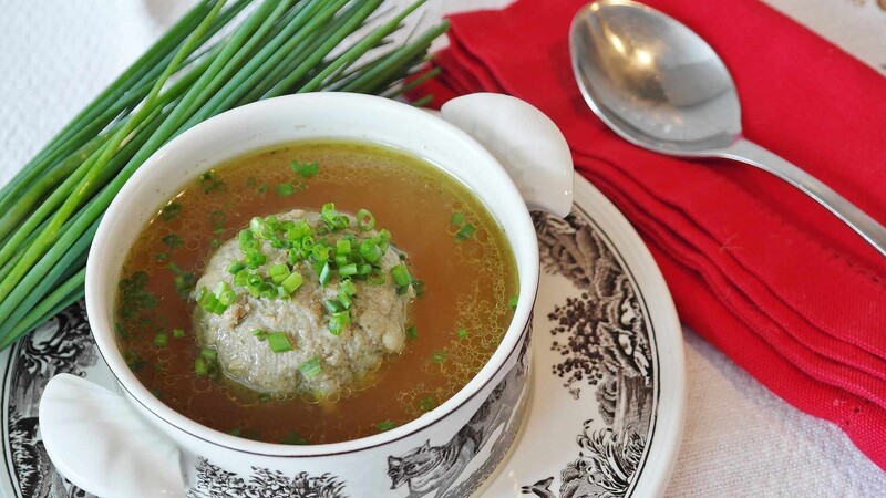 Versalzen oder zu wenig Geschmack: AZ liefert Tipps, wie Sie Ihre Suppe retten.